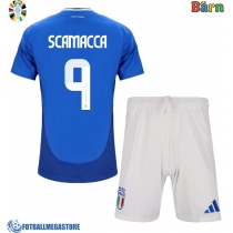 Fotballdrakt Barn Italia Gianluca Scamacca #9 Hjemmedraktsett EM 2024 Kortermet (+ Korte bukser)